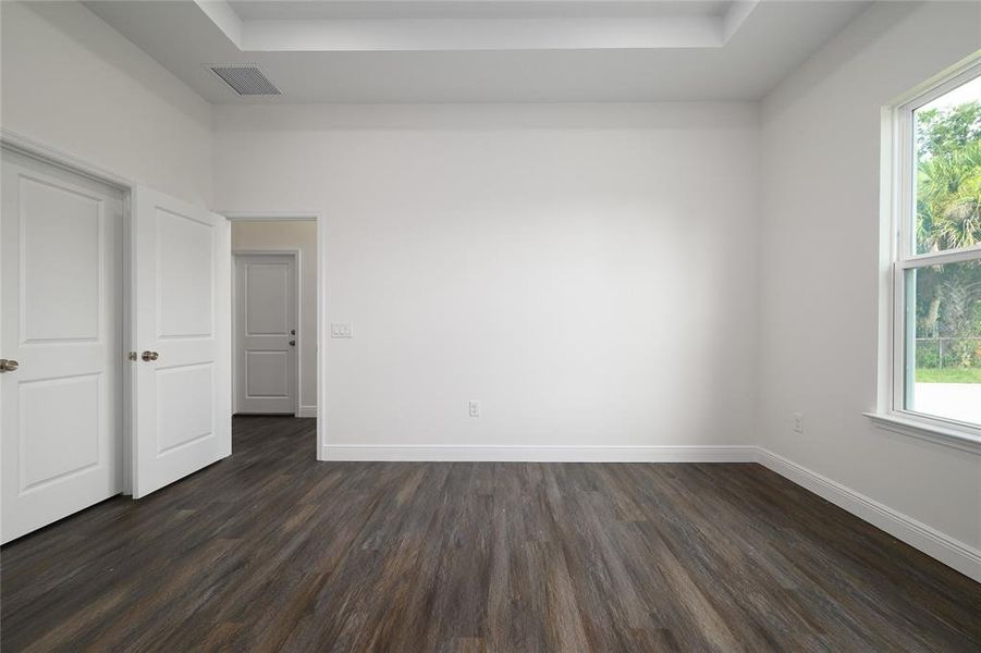 Spacious, unfurnished interior of a new home in , Orlando (Image 14).