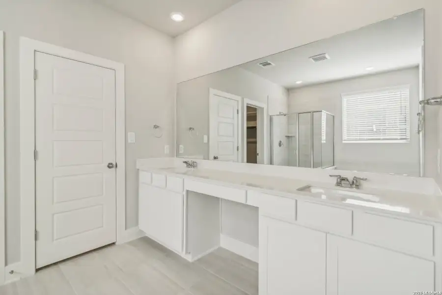 Furnished interior view inside a new home in Fox Falls, Boerne (Image 10).
