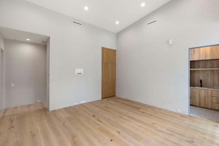 Spacious, unfurnished interior of a new home in , The Woodlands (Image 41).