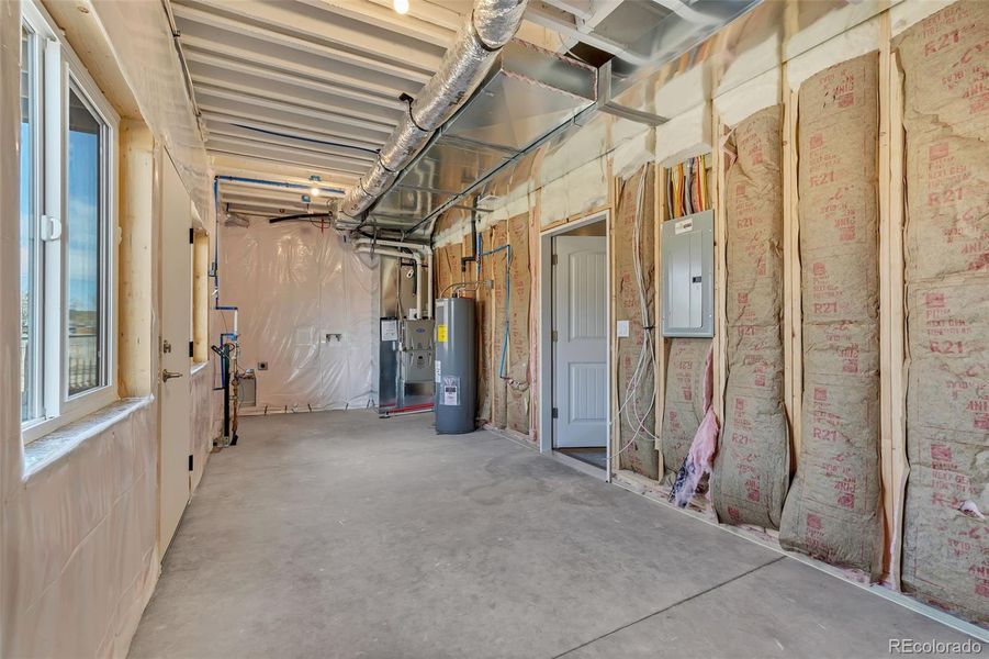 Spacious, unfurnished interior of a new home in , Monument (Image 18).