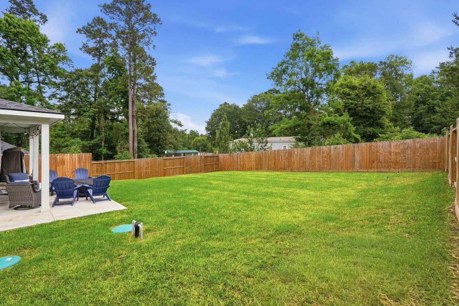 Exterior details and patio area of a home in Arrowhead Lakes, Willis (Image 23).
