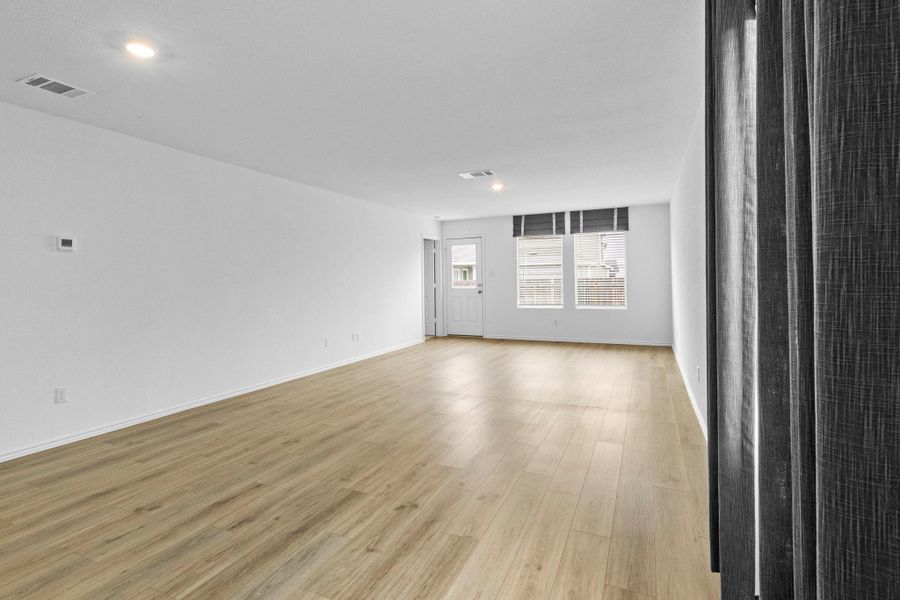Spacious, unfurnished interior of a new home in Sunset Oaks, San Marcos (Image 25).
