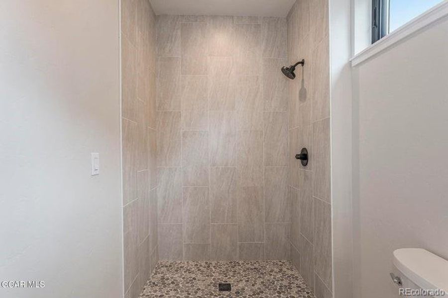 Spacious, unfurnished interior of a new home in , Granby (Image 18).