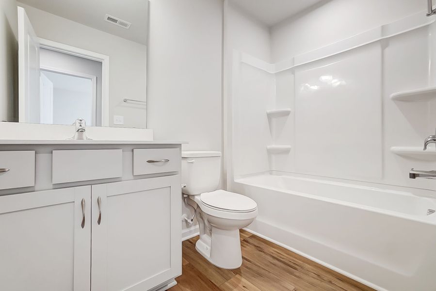 Upstairs hall full bath