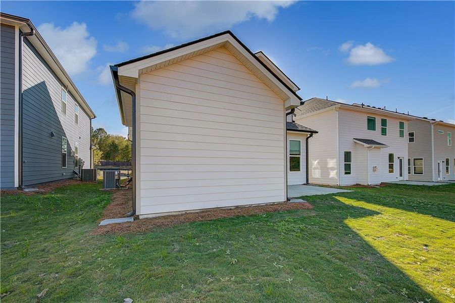 Exterior details and patio area of a home in Abbotts Crossing, Conyers (Image 4).