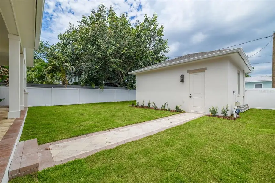 Exterior details and patio area of a home in , St. Petersburg (Image 31).
