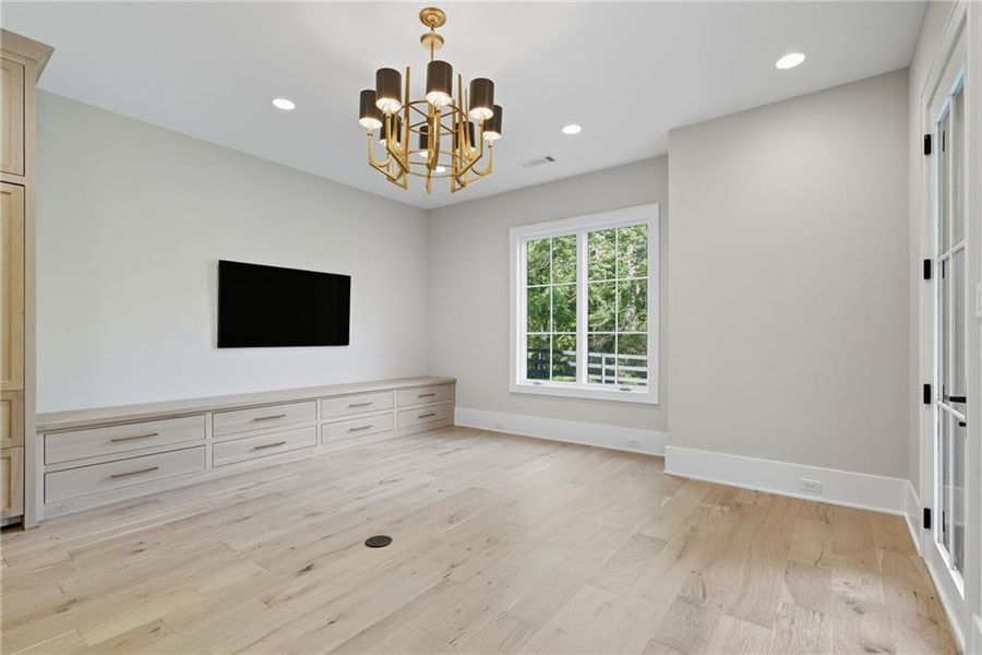 Spacious, unfurnished interior of a new home in Crossroads, Alpharetta (Image 23).