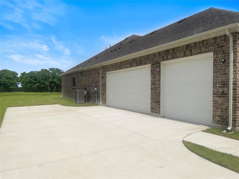 Exterior details and patio area of a home in Tuscan Estates, Waxahachie (Image 3).