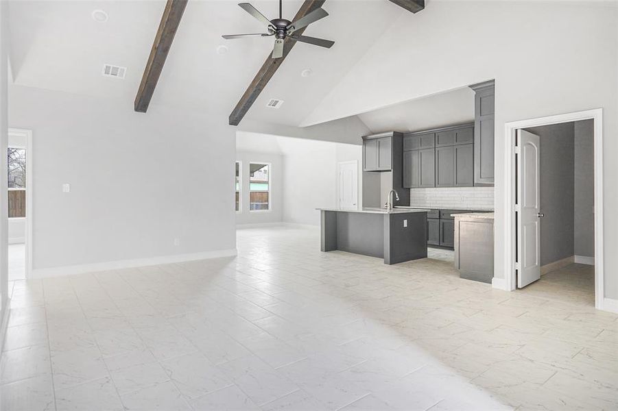 Spacious, unfurnished interior of a new home in , Cleburne (Image 9).