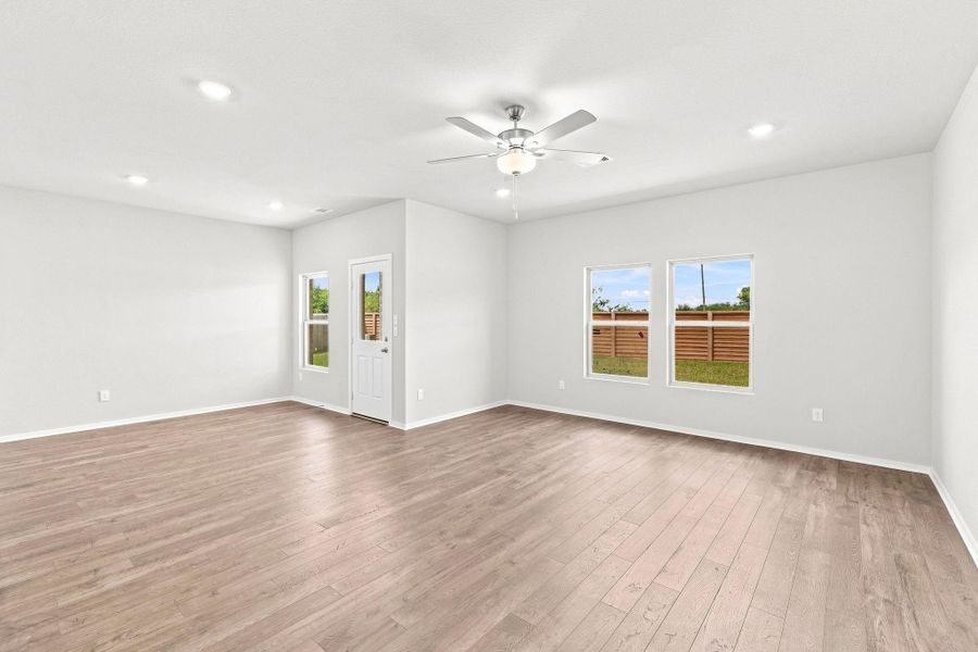 Spacious, unfurnished interior of a new home in Laurel Landing, Alvin (Image 22).