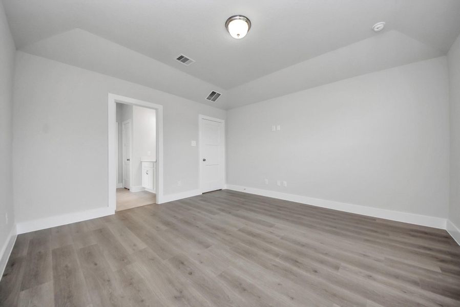 Spacious, unfurnished interior of a new home in Sunrise Cove: Landmark Collection, Texas City (Image 26).