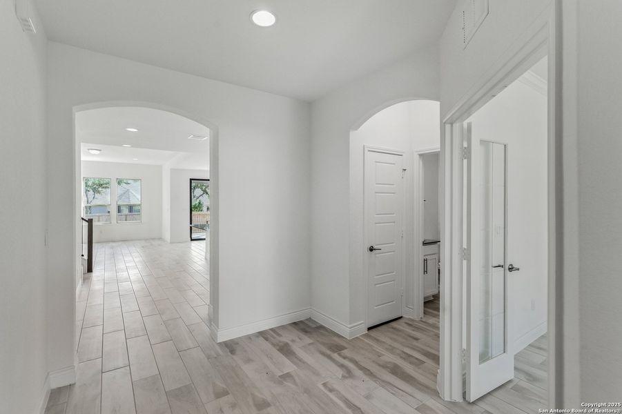 Spacious, unfurnished interior of a new home in Bison Ridge, San Antonio (Image 18). Spacious, unfurnished interior of a new home in Bison Ridge, San Antonio (Image 18).