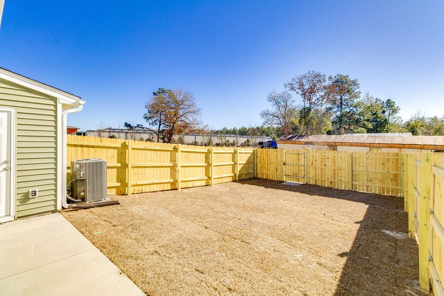 Exterior details and patio area of a home in Astoria, Columbia (Image 17).