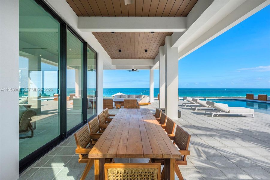 Exterior details and patio area of a home in , Fort Pierce (Image 26).