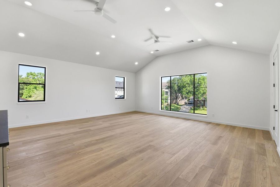 Spacious, unfurnished interior of a new home in , Houston (Image 43).
