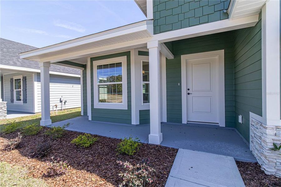Exterior details and patio area of a home in Briarwood, Alachua (Image 3).