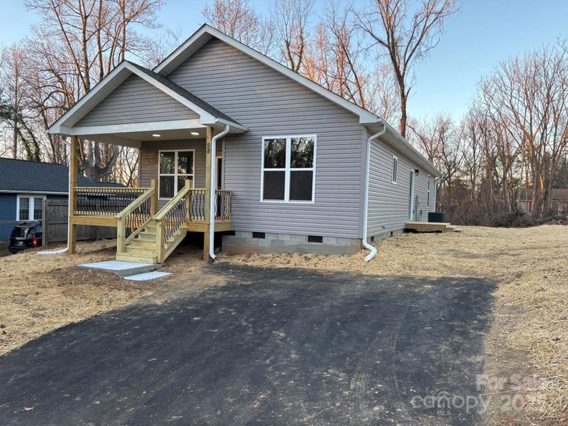 Nice level driveway and lot. Nice level driveway and lot.
