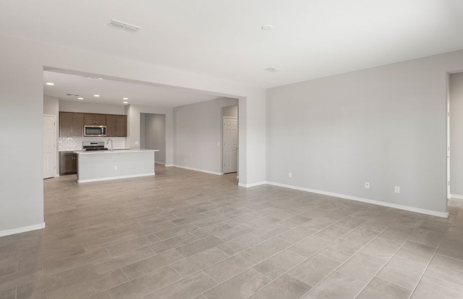 Spacious, unfurnished interior of a new home in El Cidro, Goodyear (Image 19).
