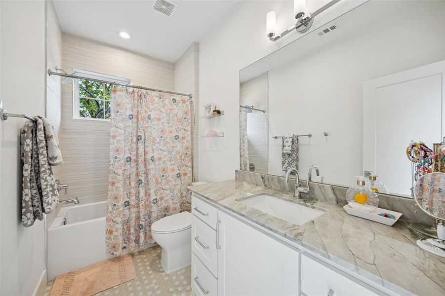 Furnished interior view inside a new home in , Dallas (Image 25). Furnished interior view inside a new home in , Dallas (Image 25).