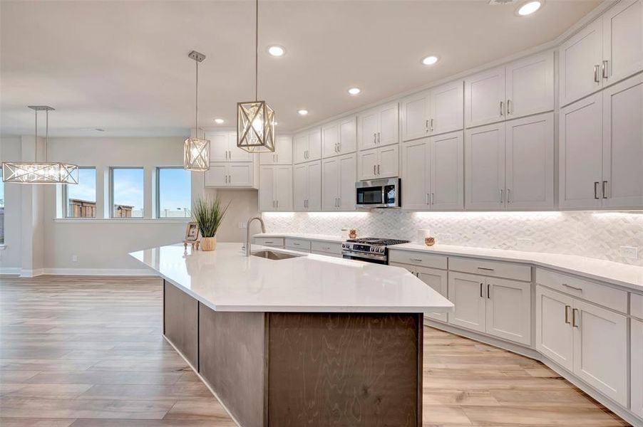 Furnished interior view inside a new home in Myrtle Creek, Waxahachie (Image 13).