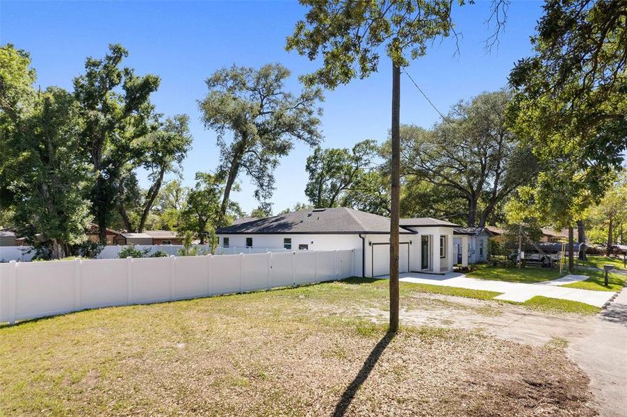 Exterior details and patio area of a home in , Tampa (Image 20).