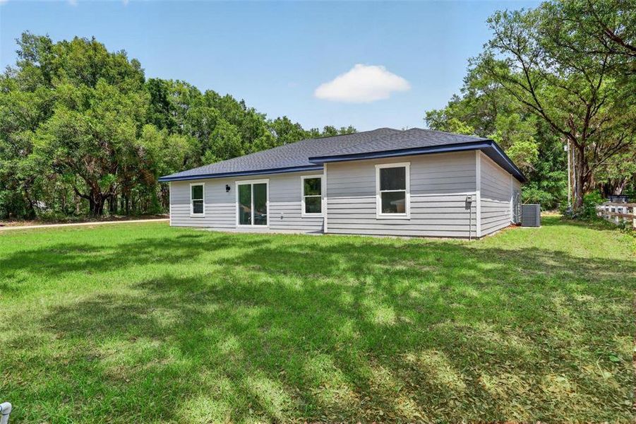 Exterior details and patio area of a home in , Dunnellon (Image 20).
