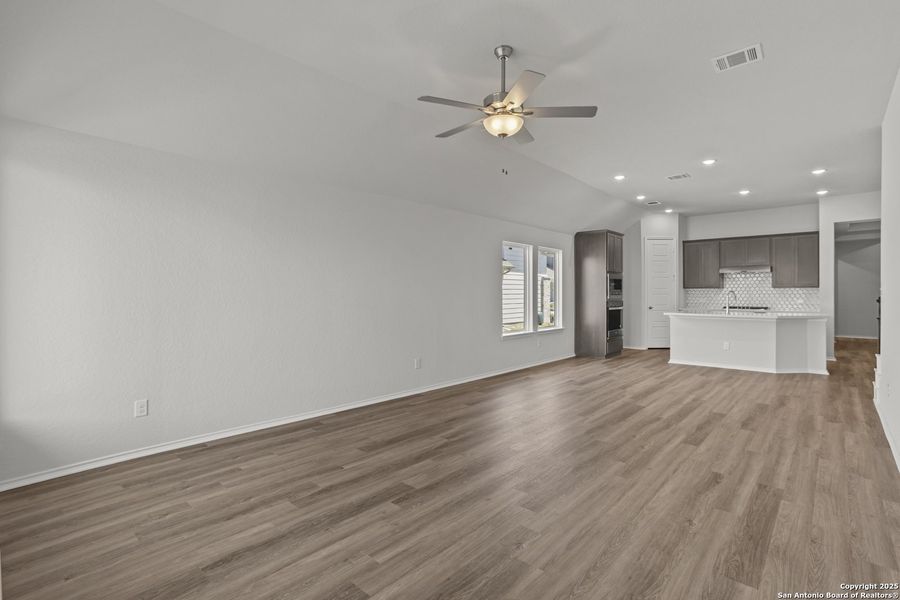Spacious, unfurnished interior of a new home in Rhine Valley, Schertz (Image 14).