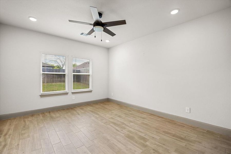 Spacious, unfurnished interior of a new home in Canyon Creek, Granbury (Image 18).