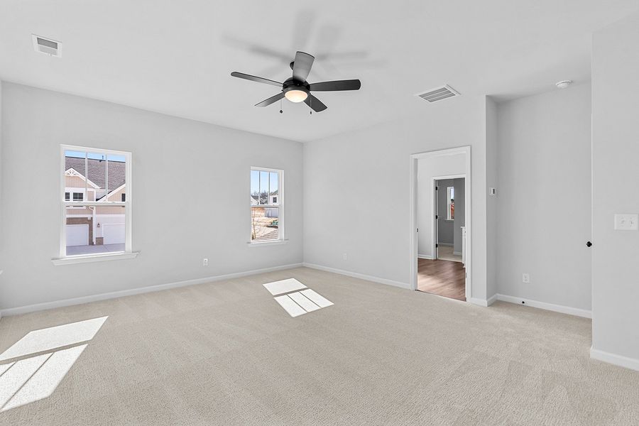 Spacious, unfurnished interior of a new home in Fieldstone, Lexington (Image 33).