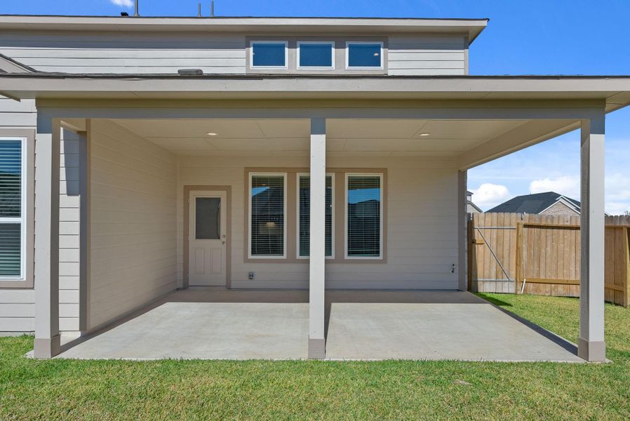 Exterior details and patio area of a home in Beacon Hill, Waller (Image 4).