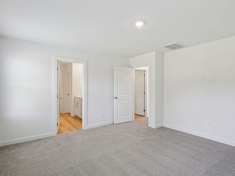 Spacious, unfurnished interior of a new home in Bear Springs, Columbia (Image 10).