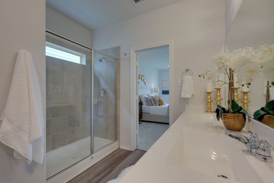 Representative interior finishes for a home built from the Makenzie by Ashton Woods in Hennersby Hollow, San Antonio (Image 15).