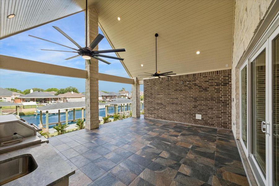 Exterior details and patio area of a home in , Kemah (Image 4).