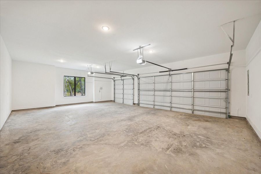 Spacious, unfurnished interior of a new home in , Huntsville (Image 36).