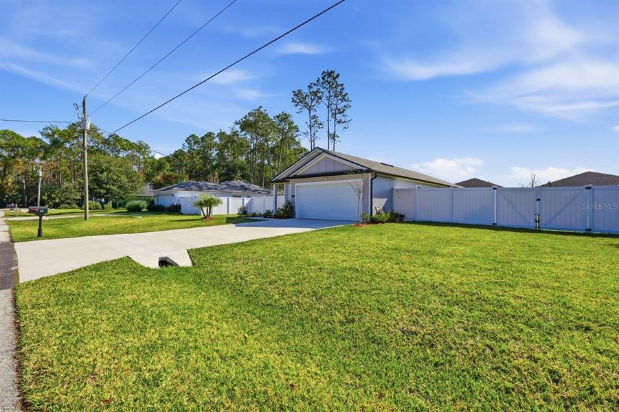Exterior details and patio area of a home in Palm Coast Homesites, Palm Coast (Image 27).