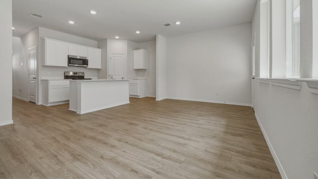 Spacious, unfurnished interior of a new home in Stonewood, Sulphur Springs (Image 6).