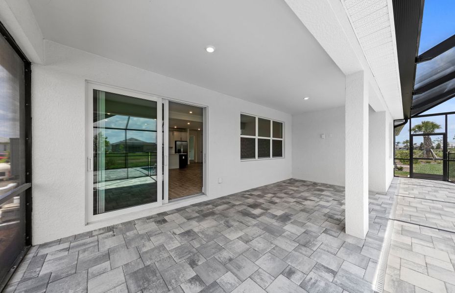 Spacious lanai with outdoor space for you, family & friends to enjoy