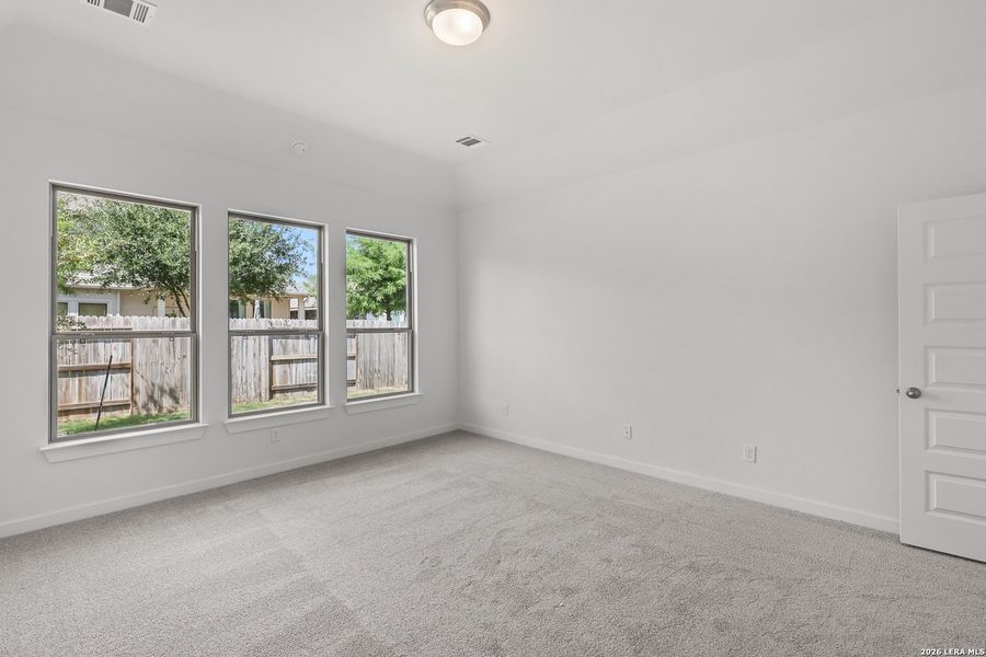 Spacious, unfurnished interior of a new home in Stillwater Ranch, San Antonio (Image 28).