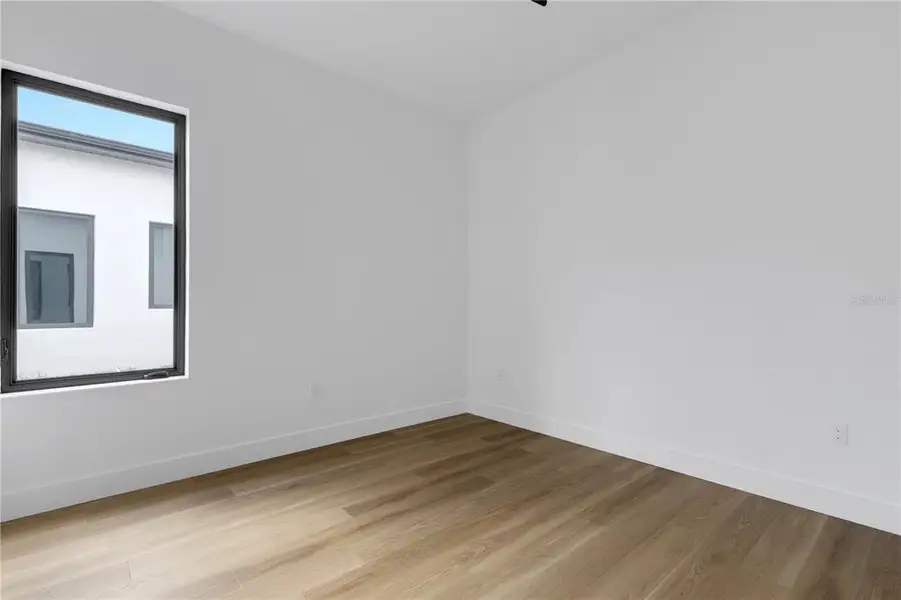 Spacious, unfurnished interior of a new home in , Sarasota (Image 23).