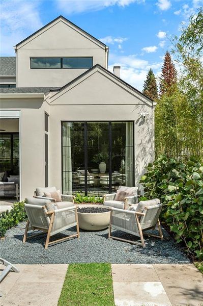 Exterior details and patio area of a home in , Orlando (Image 35).