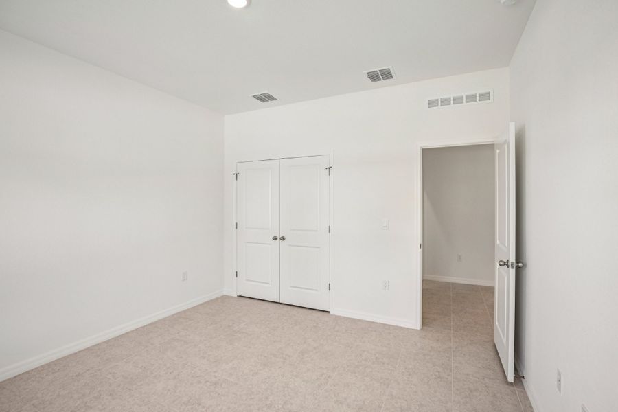 Spacious, unfurnished interior of a new home in Marion Oaks, Ocala (Image 34).