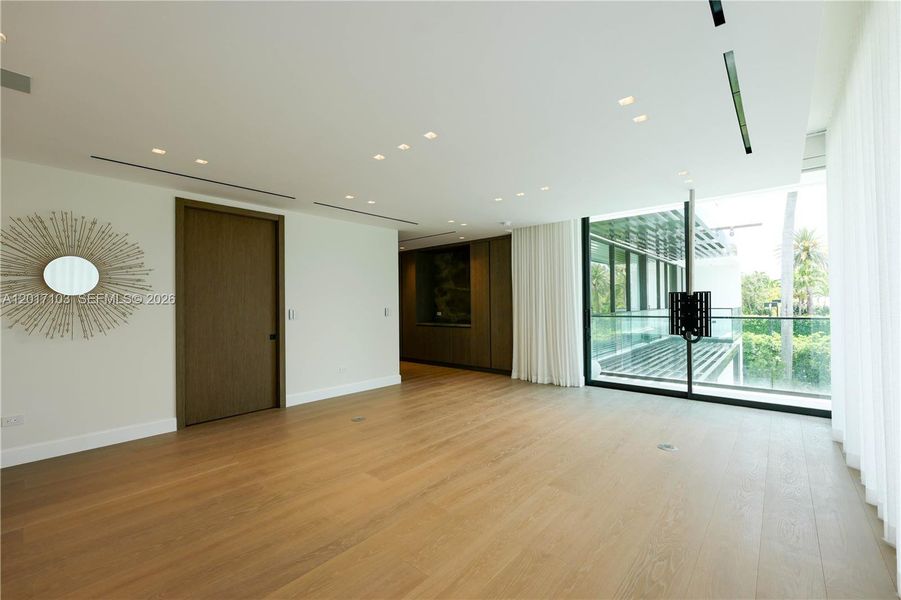 Spacious, unfurnished interior of a new home in , Miami Beach (Image 9).