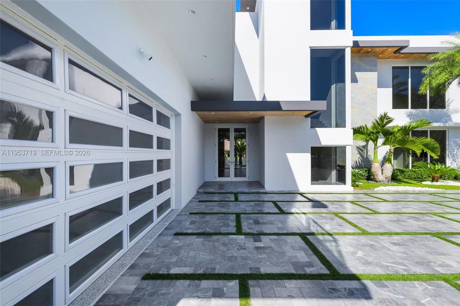 Exterior details and patio area of a home in , Palmetto Bay (Image 3).