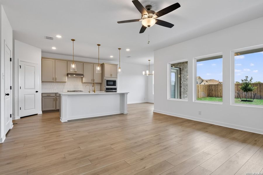 Spacious, unfurnished interior of a new home in Nopal Valley, San Antonio (Image 15).