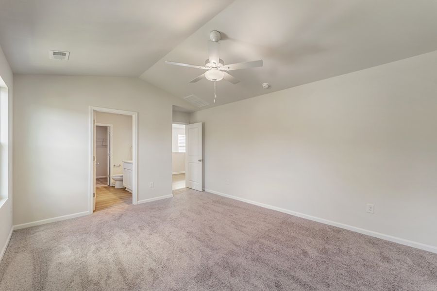 Spacious, unfurnished interior of a new home in Richmond Hill, Inman (Image 18).