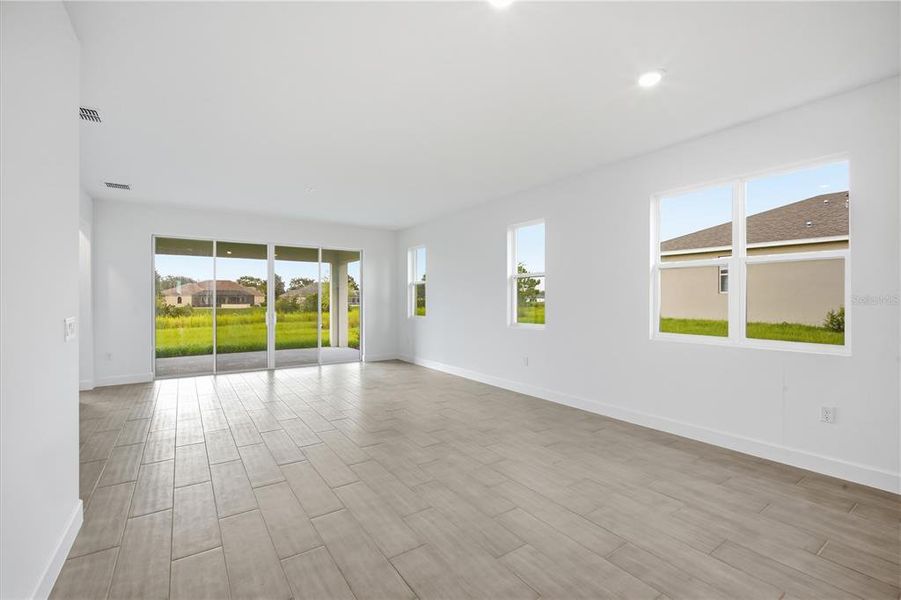 Spacious, unfurnished interior of a new home in Glen Lakes, Weeki Wachee (Image 17).
