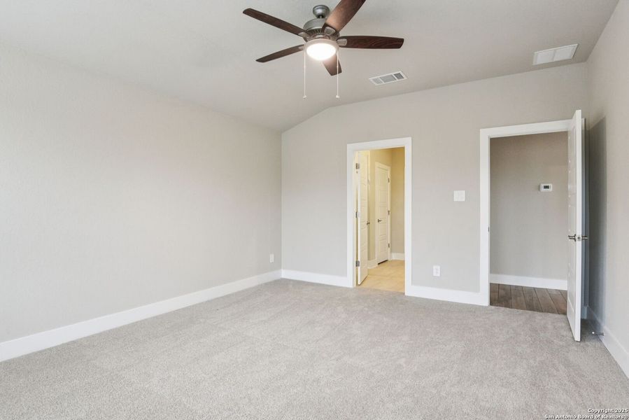 Spacious, unfurnished interior of a new home in Carmel Ranch, Schertz (Image 16).