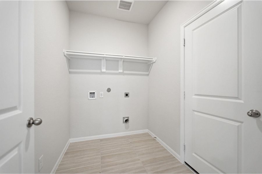 Spacious, unfurnished interior of a new home in Ashland, Texas City (Image 21).
