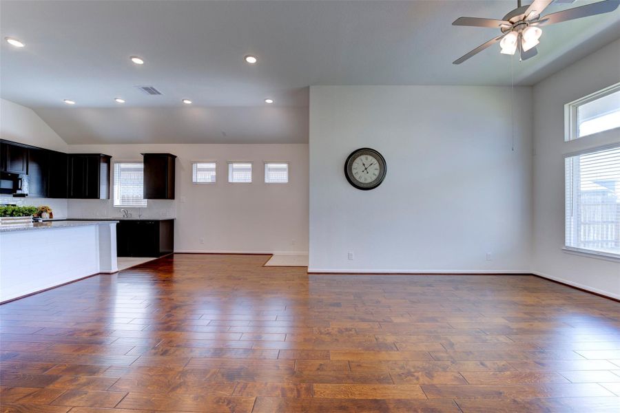 Spacious, unfurnished interior of a new home in Sunterra, Katy (Image 15).