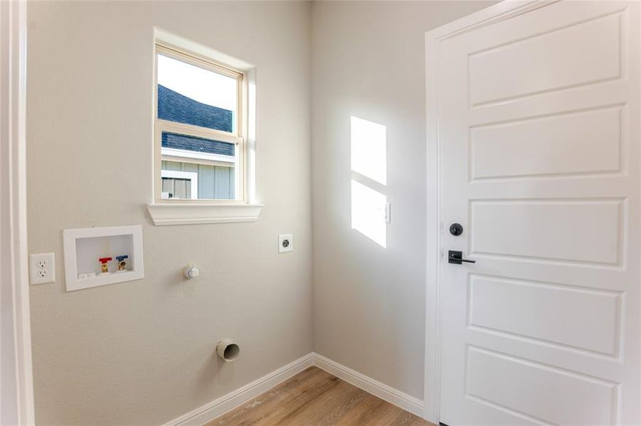 Spacious, unfurnished interior of a new home in , Tolar (Image 19).